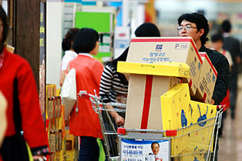 很多人的购物车里都塞得满满的