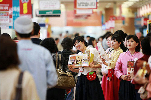 身穿传统韩服的店员