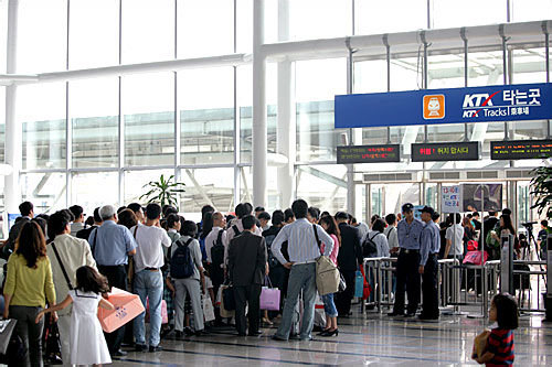 首尔火车站的进站口排成长龙