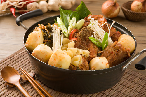 元堂脊骨土豆汤&猪蹄菜包肉 明洞1号店
回头客不断的人气脊骨土豆汤老店!无数次被各大美食节目推荐。