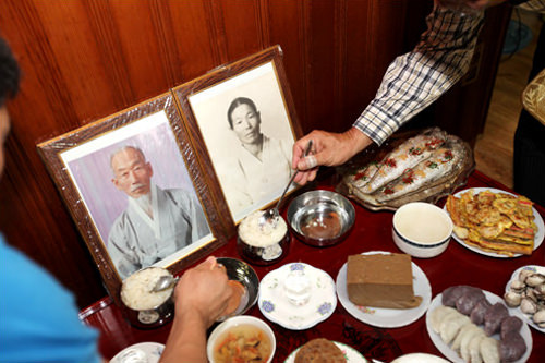 将勺子插在供奉的米饭上