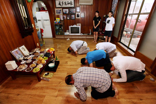 供酒之后,所有参礼者行拜礼。家中女性不参加