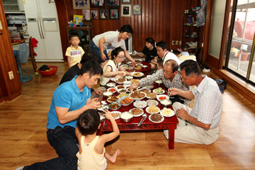 仪式结束后,全家围坐在一起食用贡菜