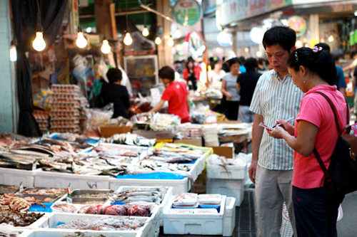 选购茶礼材料时,人们倾向于选择相对商超便宜的传统市场