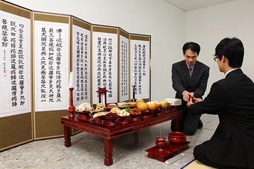 祭主将酒放在桌上,向参礼者递酒