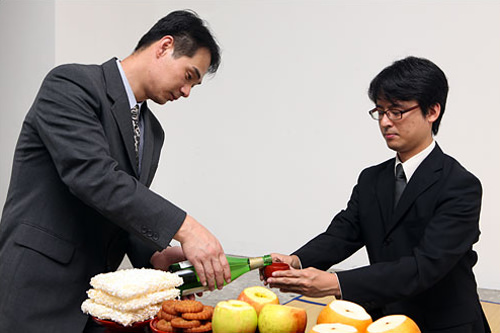 用倒掉酒的酒杯再次向下一位参礼者斟酒