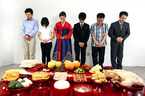 房间足够大的话,也可以多人同时参拜祖先