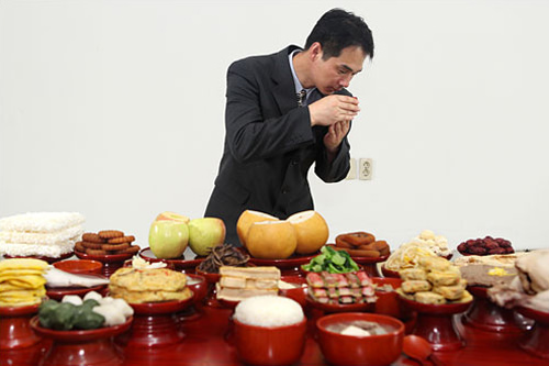 祭主饮酒以示茶礼结束