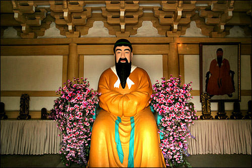 10月3日是开天节,亦是由檀君神话而来的古朝鲜建国纪念日.