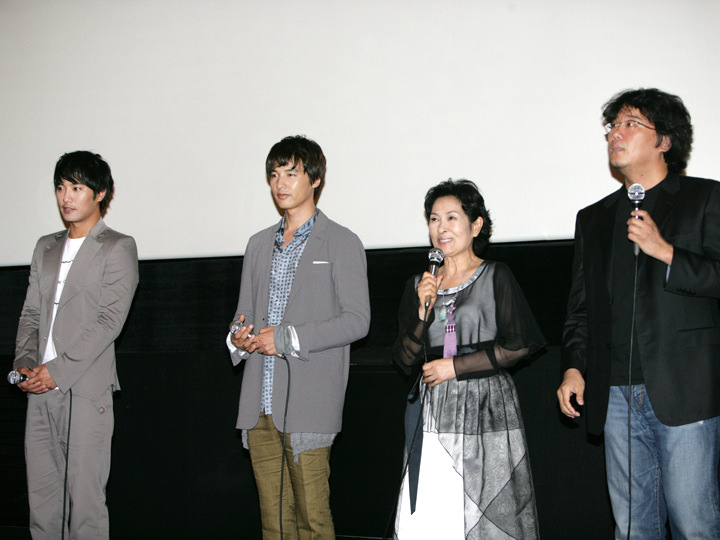 人气电影上映的第一周周末会有亲眼见到演员的机会!见面会的具体日程会公布在各大影院以及网站上。