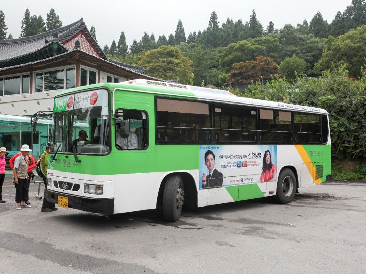 市内巴士可到达管理办公室旁的便利店