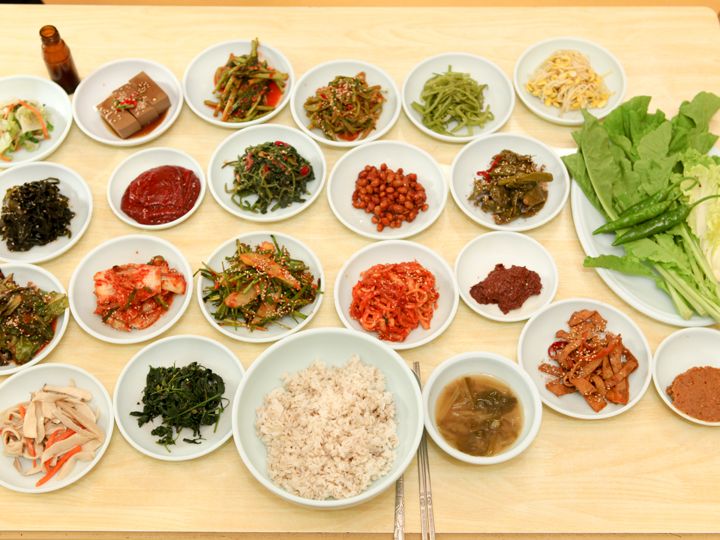 小菜丰盛的大麦饭
(约6,000韩元)