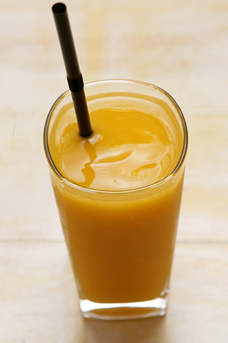 芒果冰沙
芒果新鲜的甜美味道划过喉咙的绝妙体验让人欲罢不能