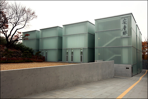 由几个连接着的半透明盒子状的
建筑组成的展览馆