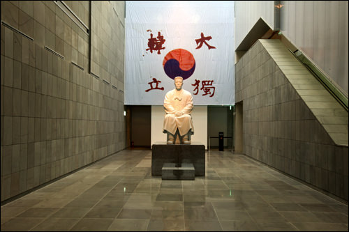 入口处的安重根像和太极旗的雏形