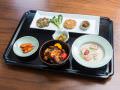 “噉味”(上)什锦煎饼、(中)腌黄瓜、(下，从左至右)腌沙参、油炸虎掌菇、牛蒡芝麻汤