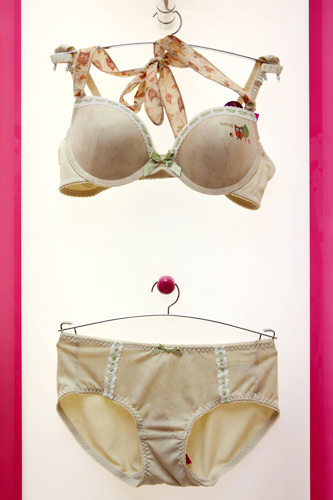 文胸 23,000韩元
内裤 8,000韩元