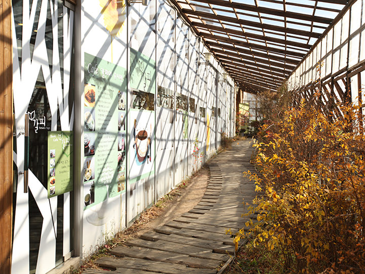 通过植物街就能到达4层(屋顶)