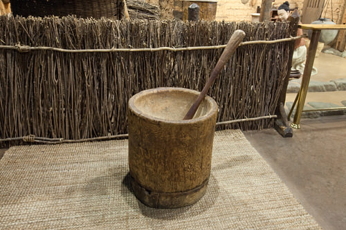 撵砸谷物时使用的臼