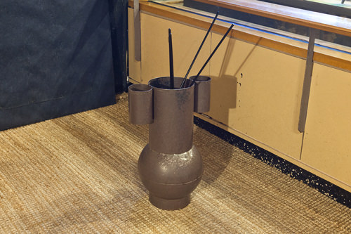 向壶中投掷箭的传统投壶游戏