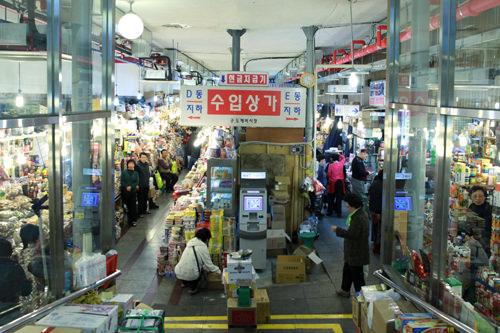 进口食品商家
(地图 : 蓝色 3)
位于D、E栋地下一层。在这里可以找到来自多个国家的进口食品。