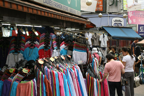 服饰类商家
(地图 : 蓝色 4)
这里经营中老年女装服饰的商店比比皆是。