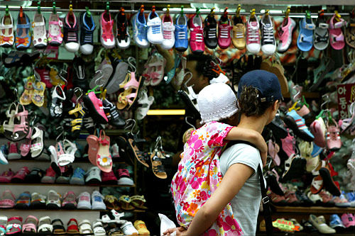 童装一条街
(地图 : 蓝色 5)
建筑物和路边到处都摆满了童装,韩国全国90%的童装交易都在这里进行。