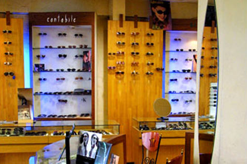 数码相机与眼镜一条街
(地图 : 蓝色 6)
在这里可以找到不同品牌的数码相机和各式各样的眼镜。