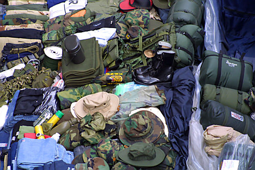 军人用品街
(地图 : 蓝色 7)
在D和E栋建筑之间有不少销售军服、毛毯的地方,其中不乏二手商品。