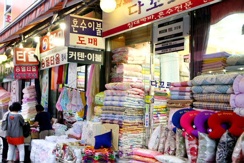 床上用品商城
(地图 : 蓝色 8)
经营韩国传统特色的床上用品一条街。