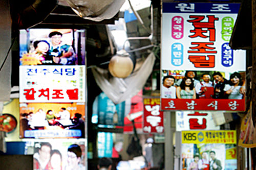 红烧带鱼胡同
(地图 : 蓝色 9)
窄窄的胡同里挤着许多美味的饭店,可以吃到用带鱼和白萝卜做成的甜辣口味带鱼料理的饭店。
※ 道路看起来有些昏暗,但店家都在营业中。