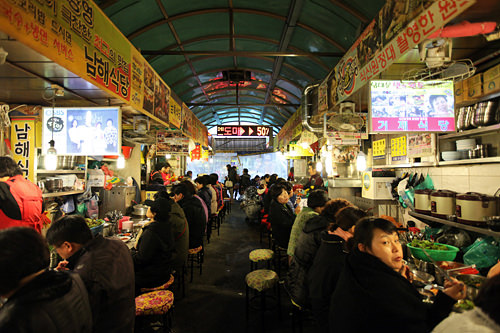 刀切面胡同
(地图 : 蓝色 10)
顺着一走进去就能看到大约10家刀切面店。
※ 胡同入口处看起来有些昏暗,往里走可以发现店家都在营业。