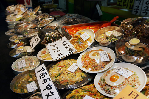 正宗韩国味道美食一条街
(地图 : 蓝色 11)
有种类丰富的拌饭、韩式汤饭以及辣炒年糕等选择,菜单很容易读懂。