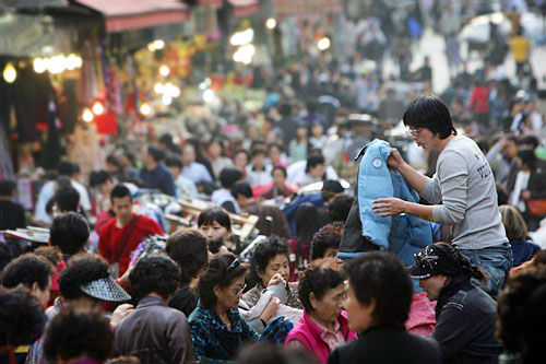 这种挤在路上买卖的场景也只有在南大门才能见到