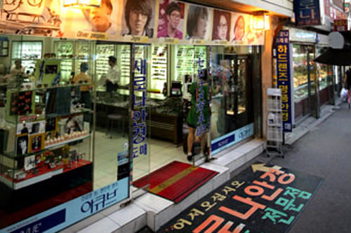 赛露娜眼镜
(地图 : 绿色 1)
备受韩国艺人们喜爱的高档品牌眼镜在这里都可以找到。在这里可以用更优惠的价格买到像珂洛艾伊(Chloe)、古驰(GUCCI)这种备受年轻人喜爱的品牌商品。这家店已经有20多年的历史了,也收获了一批韩国人和外国人回头客。