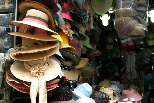 SEGI Cap&Hat
(地图 : 绿色 5)
一家密密麻麻堆满了棒球帽、针织帽等各色各样帽子的帽子专卖店,这家的帽子也出口到其他国家。