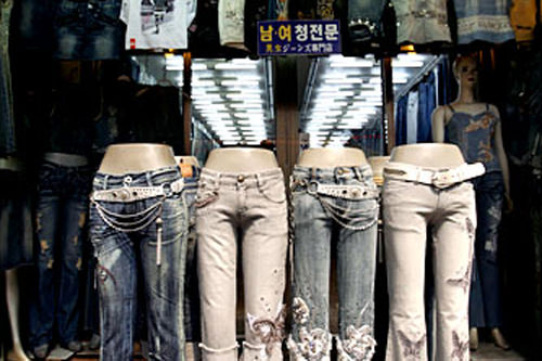 明进社
(地图 : 绿色 6)
各式各样的牛仔裤的集中地,大多带有刺绣和宝石装饰物。