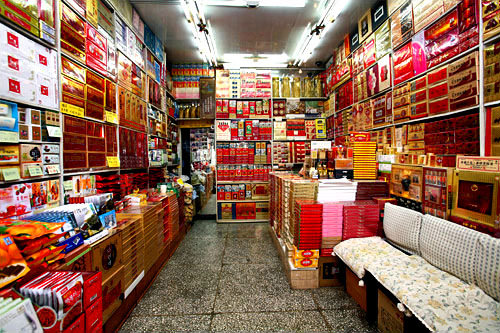 高丽人参 南大门店
(地图 : 绿色 12)
主要销售以人参提取物及胶囊为代表的保健食品,拥有自己的工厂直接,进行产品制作与销售。