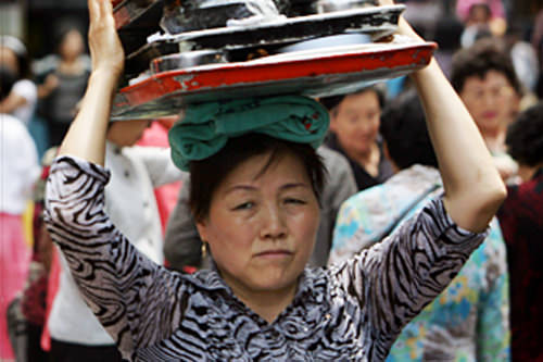 市场里这样送餐是很常见的