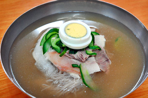 府院面屋
(地图 : 红色10)
在这里可以吃到手工制作的平壤冷面。加入了秘制调料的绿豆煎饼味道也不错,值得一试。