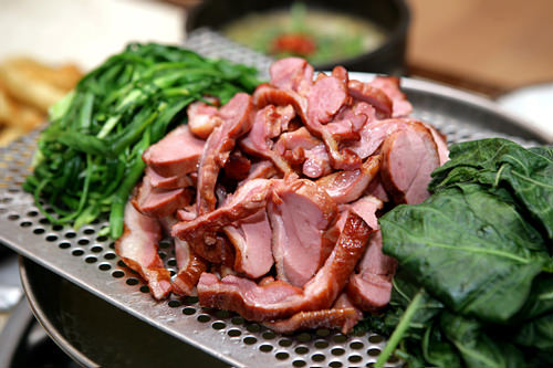 在这里可以同时品尝到韩国传统的健康美食硫磺鸭(用硫磺饲养的鸭子)