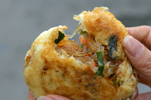 南大门蔬菜甜饼
(地图 : 红色 14)
用类似于炒杂菜的丰富食材填充内陷的蔬菜甜饼的名店。下午三点左右基本就会卖光,要早点去哦。