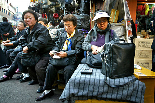 虽然黑市换钱也是南大门的另一道风景……
