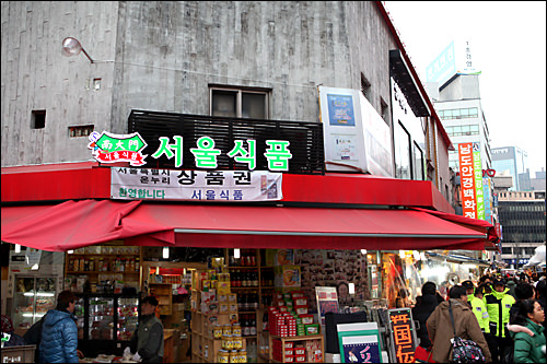 纪念品 ・ 化妆品商店
(地图 : 蓝色 1)
有销售海苔等韩国食品的商店,也可以买到很多物美价廉的化妆品。