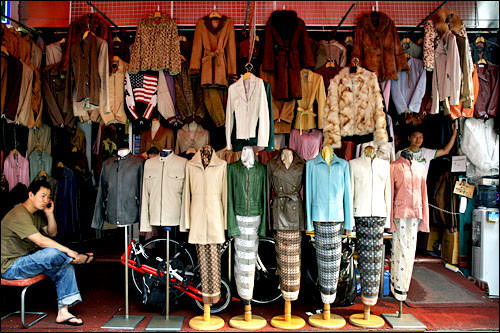 汉阳社
(地图 : 绿色 4)
店里出售的商品以羊皮和皮草商品为主,从成衣到定做,总能找到满意的那一款。