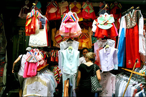 汉城韩服
(地图 : 绿色 4)
从传统韩服到简易韩服,出售男女老少种类繁多的成品韩服。