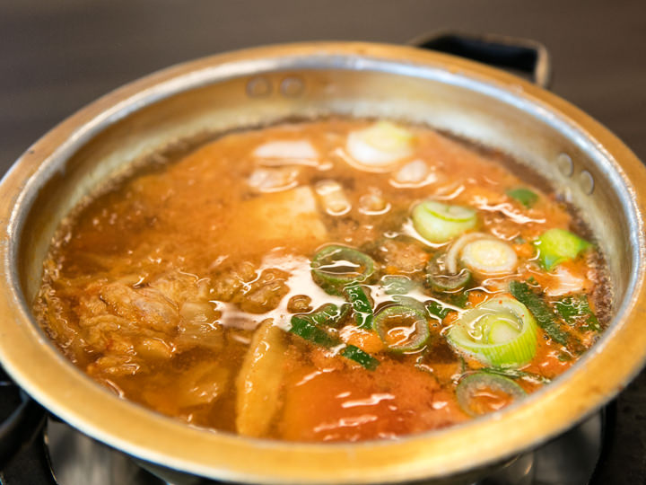 豆腐、猪肉、葱花、辣椒和锅里的配料都很简单