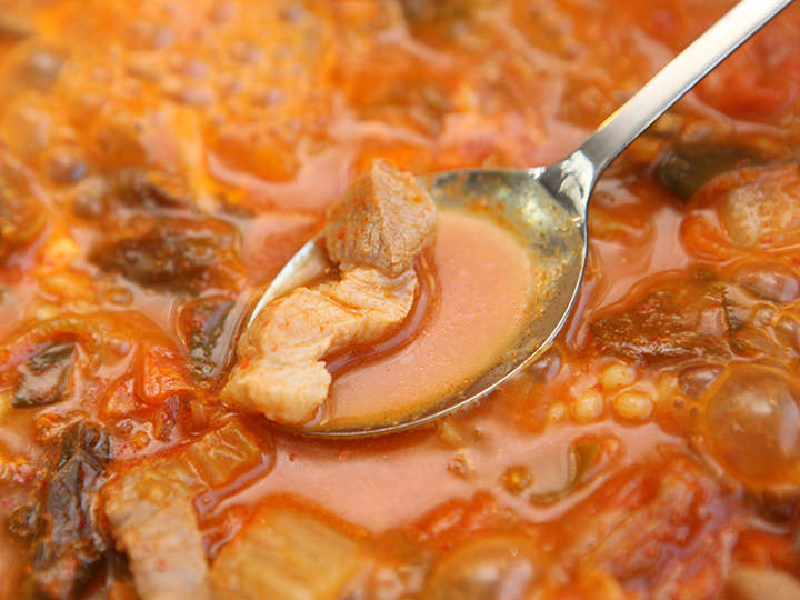 略带酸甜口味的泡菜和牛肉高汤加在一起非常美味