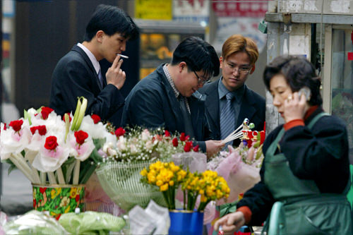 三个男人聚在一起