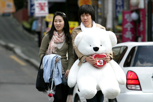 韩国情侣间最流行的大型毛绒玩偶